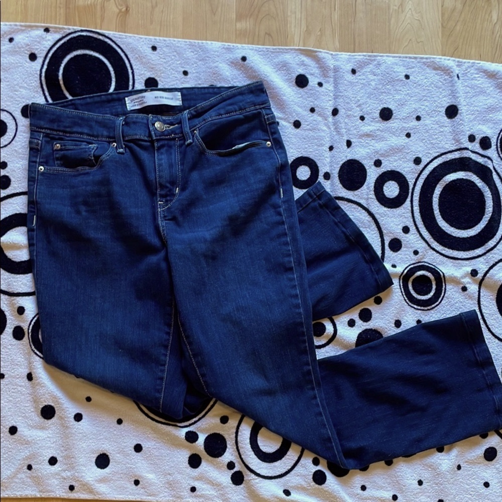 Levi's Signature mid rise bootcut blue jeans, size 6, short hem